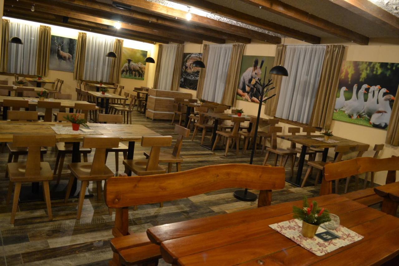 Tri Kopy*** - Penzion, Restauracia A Pizza Smrečany Exterior foto